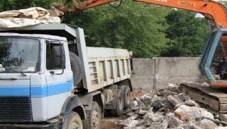 Вывоз строительного мусора с участка в Лесосибирске недорого от 1559 руб. | 2Землекопа-Лсс
